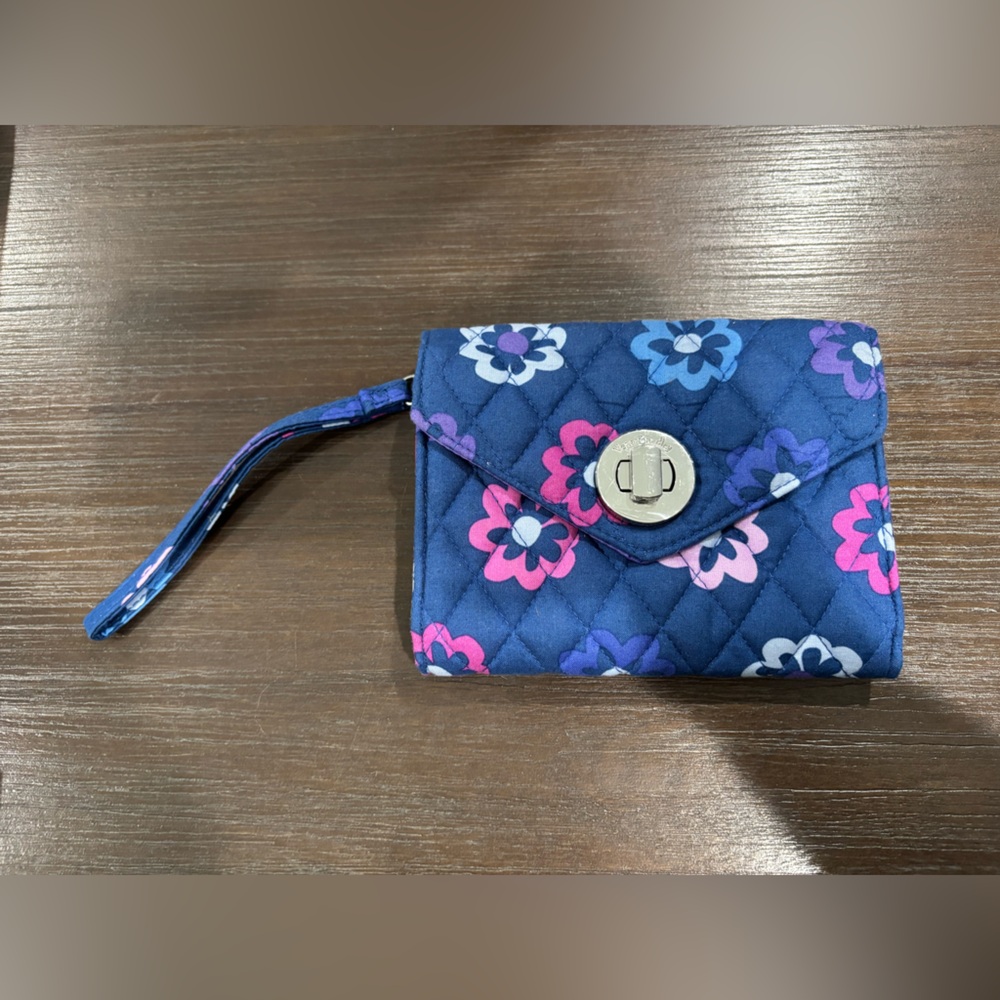 NWOT Vera Bradley “Turn Your Smartphone” Wristlet Wallet in Ellie Flowers!